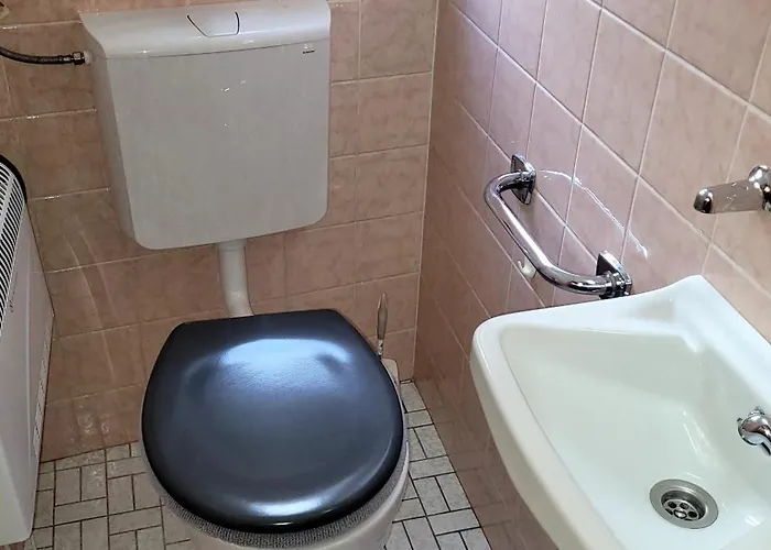 Grosse 2 Mit Bad Dusche Und Badewanne ボッパルト